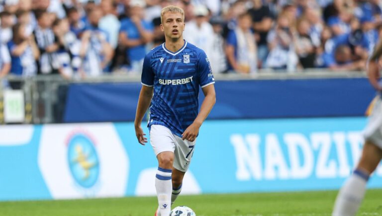 Mateusz Skrzypczak w sezonie 2025/2026 czyli jak stać się w krótkim czasie jednym z najgorszych obrońców w Ekstraklasie oraz ważnych meczach.