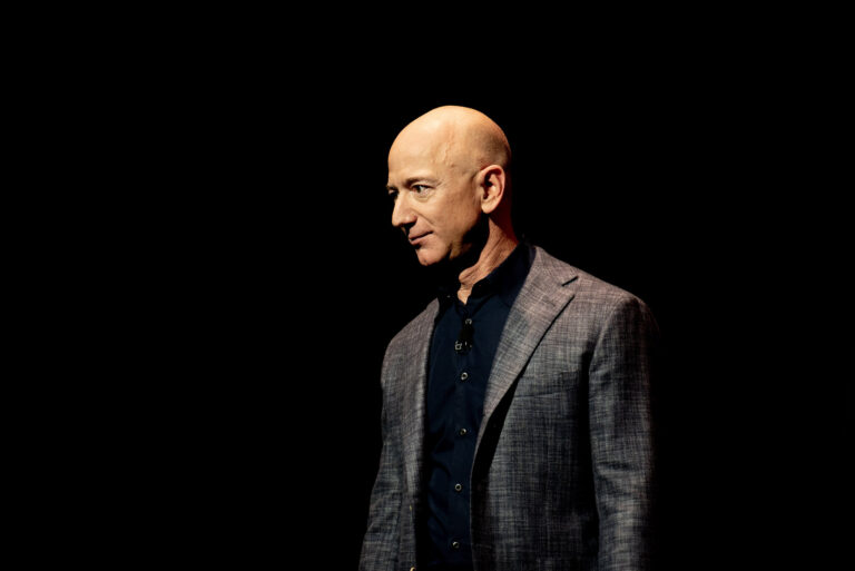 Jeff Bezos i współzałożyciel Facebooka zainwestują w klub z Premier League!?